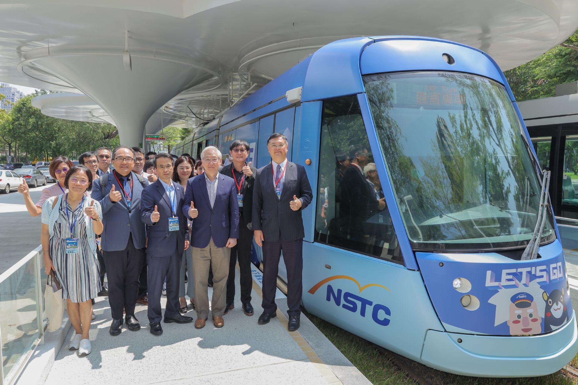 貴賓與高雄輕軌列車合影留念