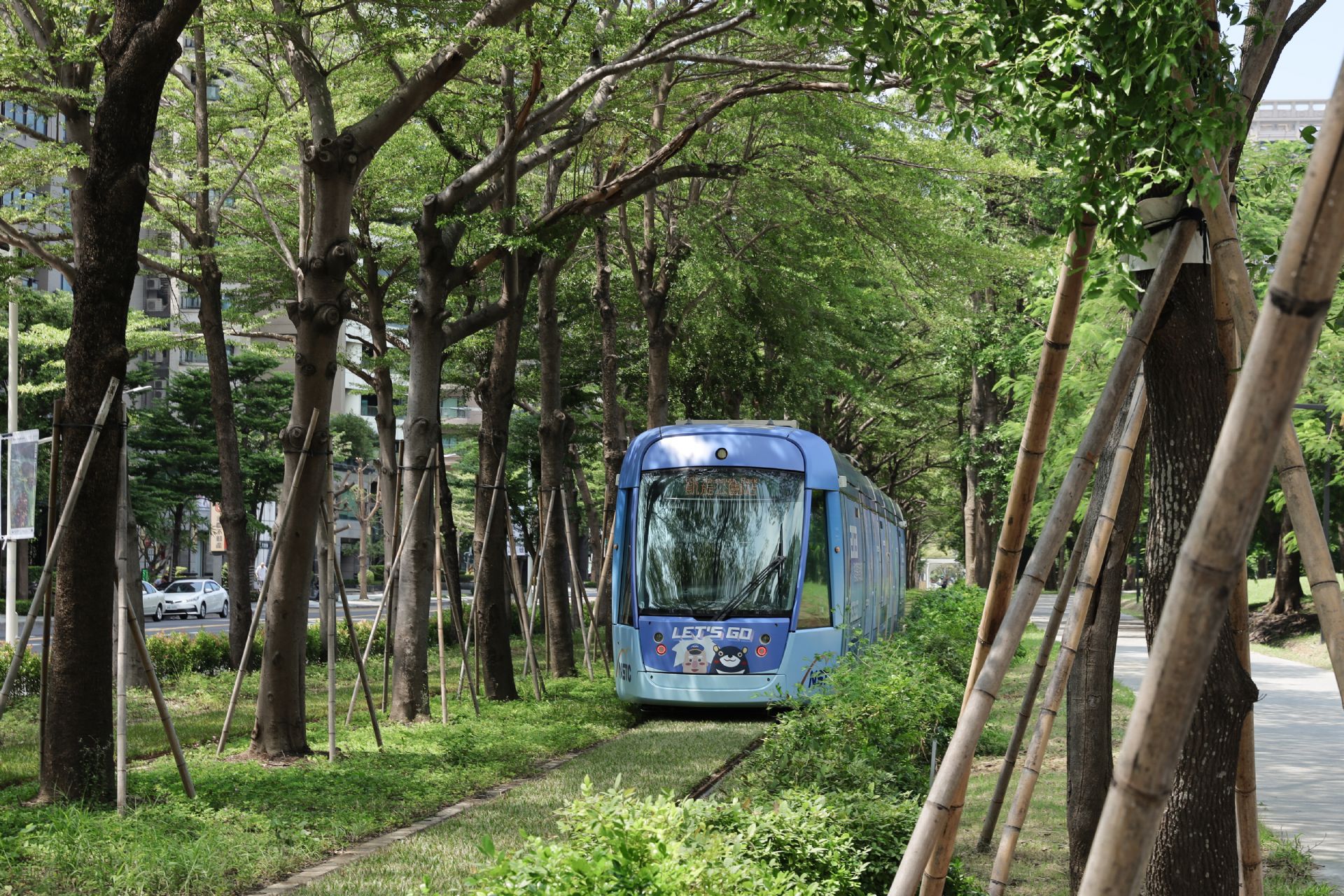 高雄輕軌科普彩繪列車進站畫面