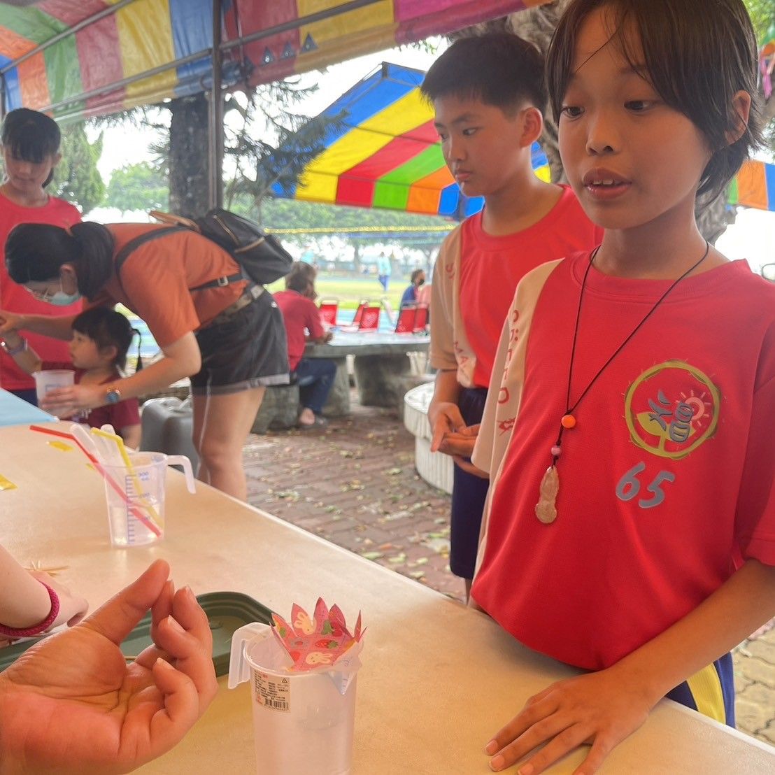 圖4：學童體驗紙上開花實驗