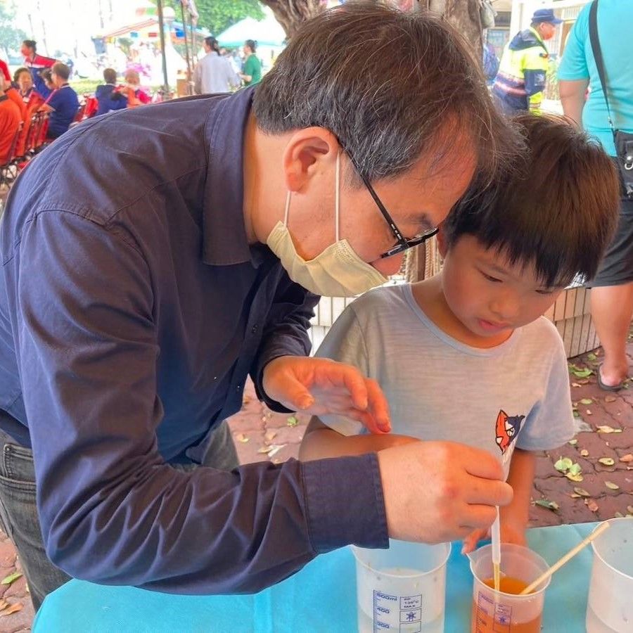 圖2：老師帶領學童操作實驗