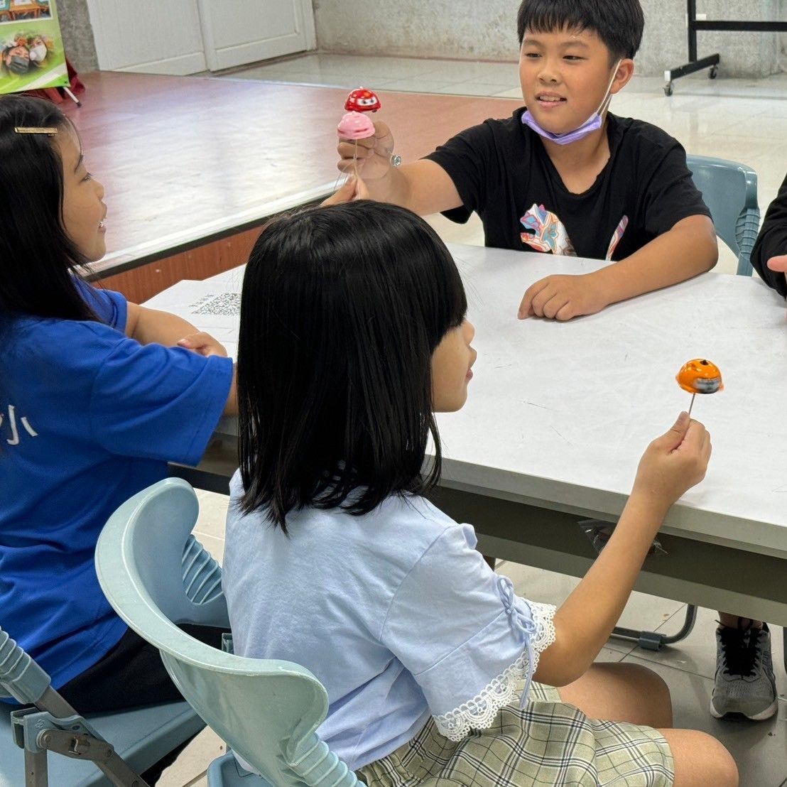 圖 3：學童體驗倒轉陀螺實驗